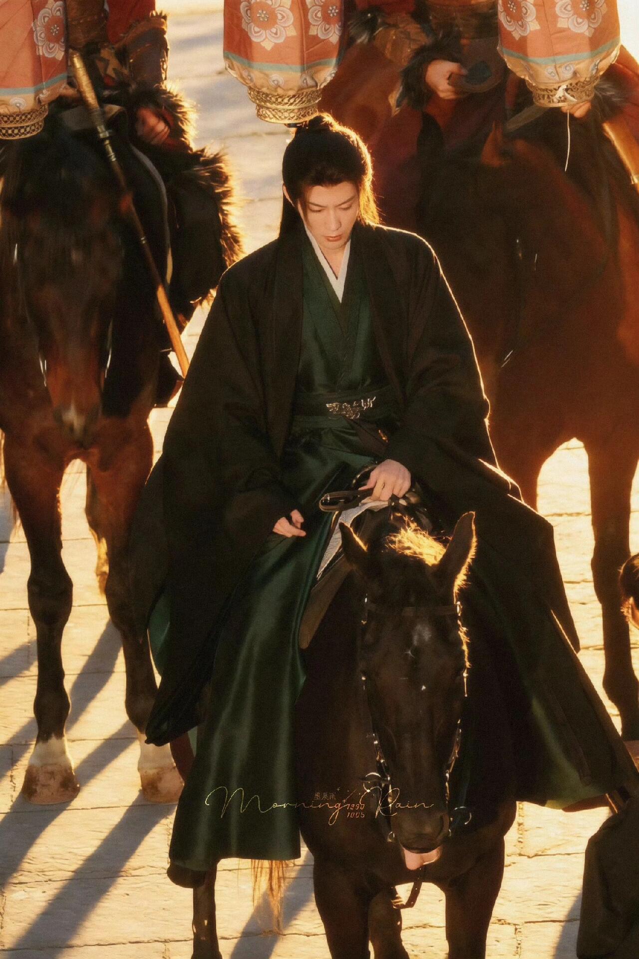 檀健次最新路透策马奔腾的谢却山，暖阳下，谢却山这策马而去的背影，真的好帅！玄色披