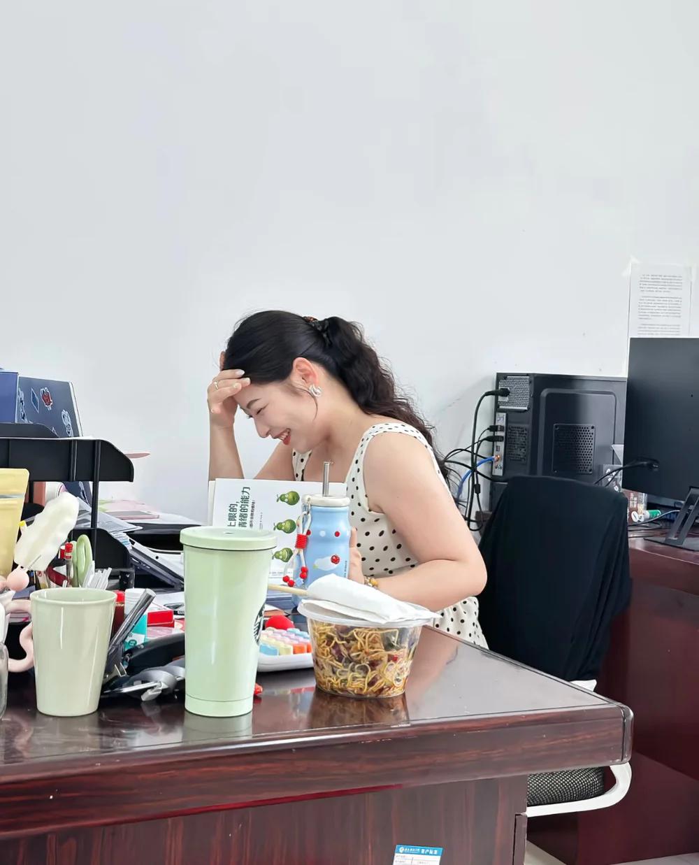 和她说要给她介绍老公结果合不拢嘴了