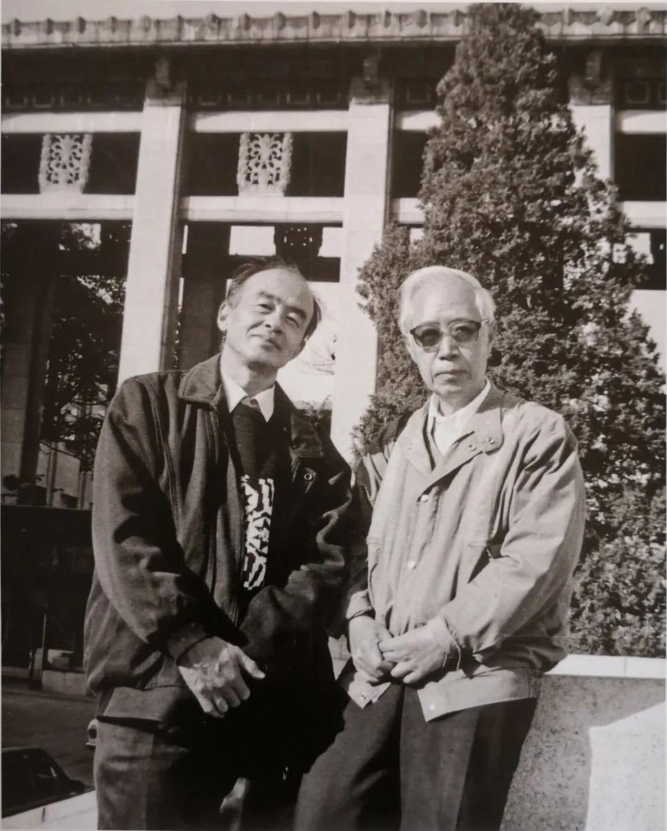 这套连环画被业内视为“史诗级突破”，有人却说画面太“沉、黑、压抑”，“看着