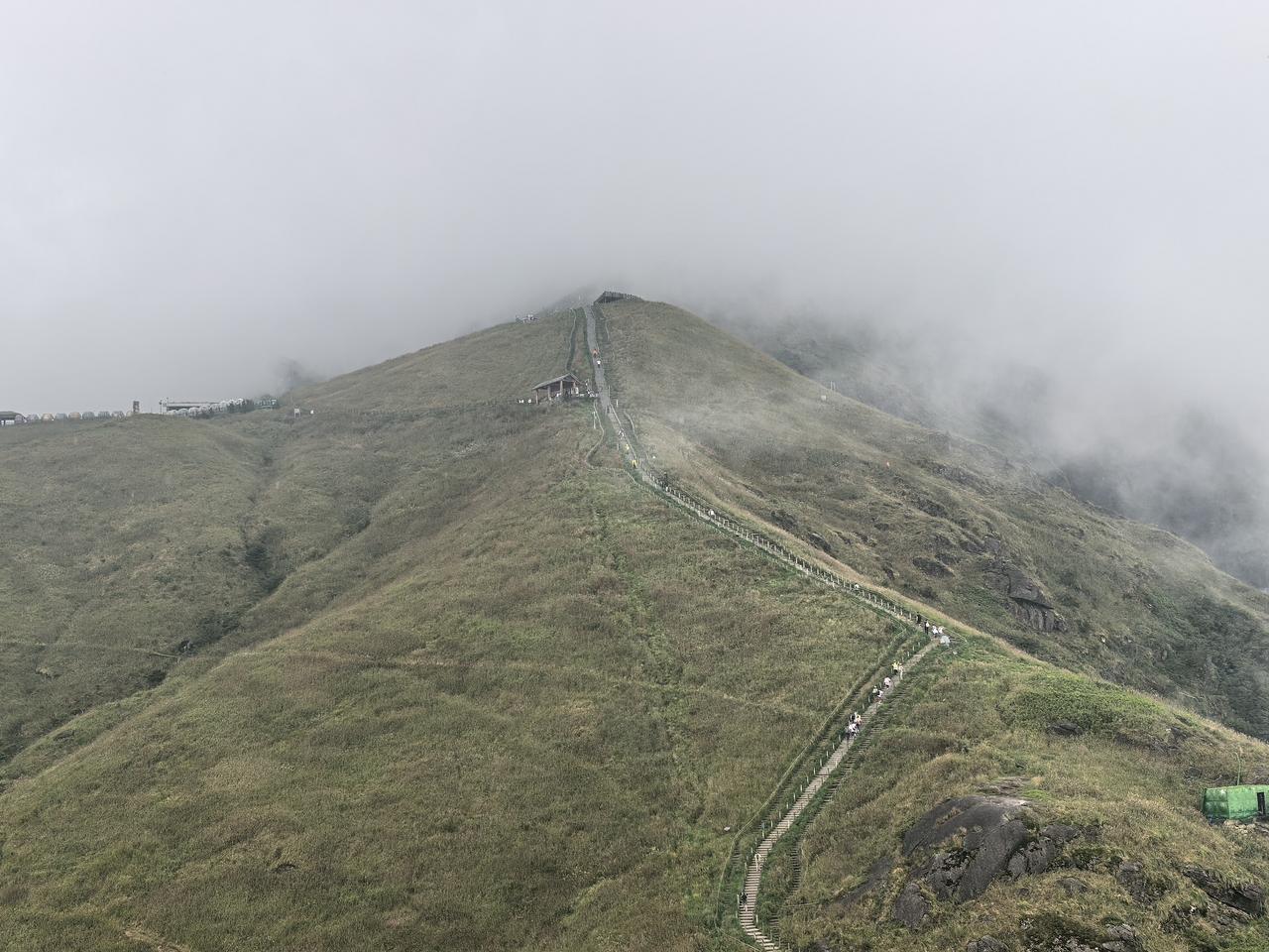终于来到心心念念的武功山。不用刻意赶路，慢慢走、静静看，山顶的风景真的太治