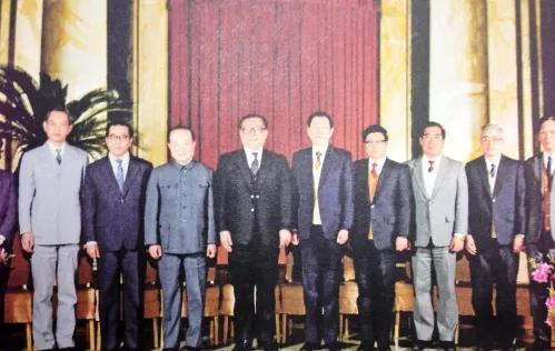 1988年4月18日，两位领导与上海市政府成员合影。左一为副市长谢丽娟，左二为副