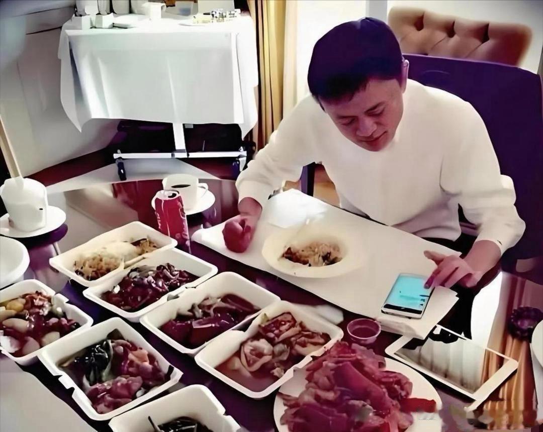 大佬干饭差距直接拉满我看完两张午餐图，反差感直接给我看乐了。网络雷军简简单单，办公室工位干饭，一碗家