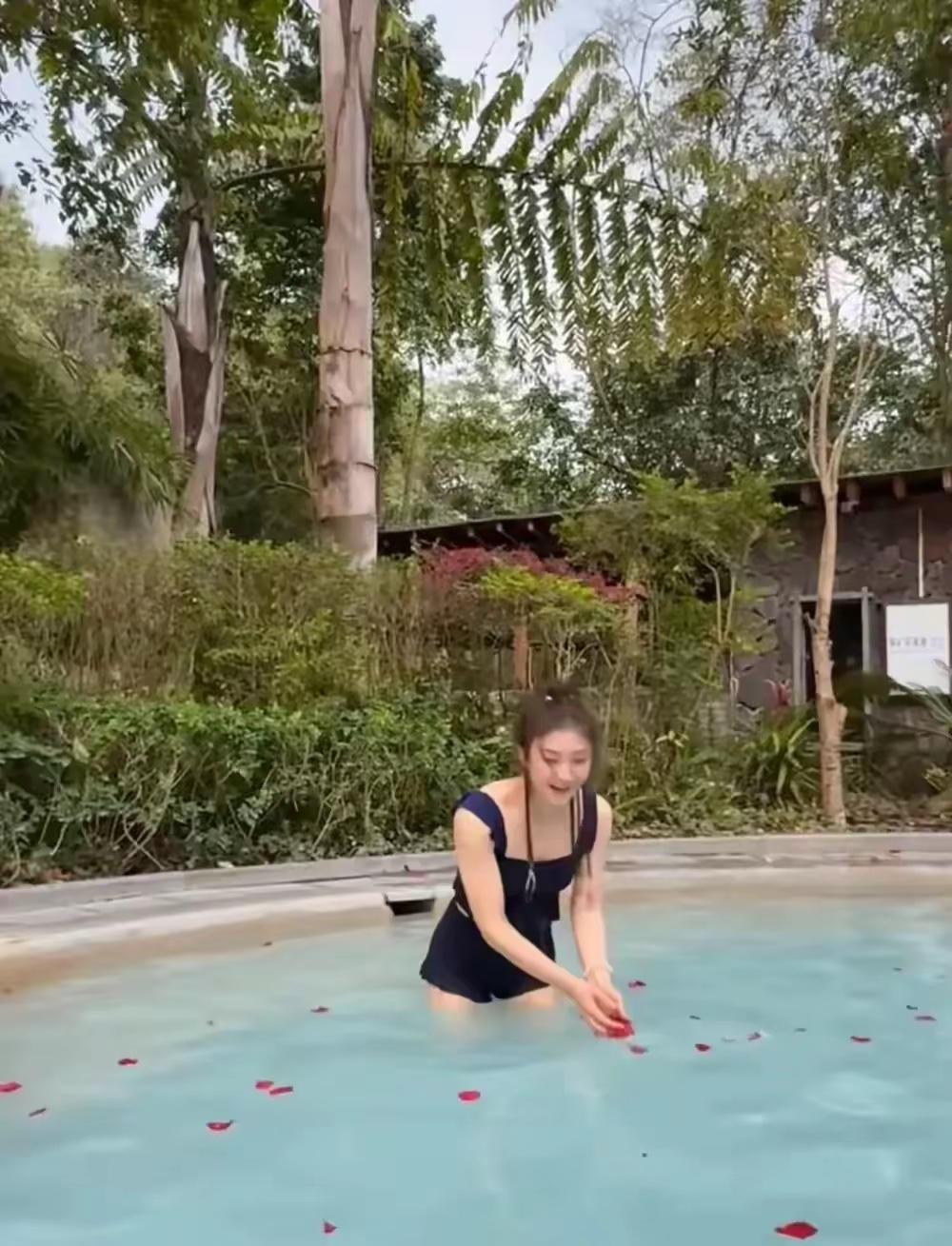 家人们快来看！陈梦在社交平台甩出的泳装视频，直接美出圈！视频里，她一袭黑色抹胸