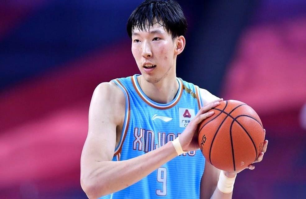 把王哲林和周琦的名字放一起，这俩都是CBA现役的顶级中锋。但把生涯总得分往桌上