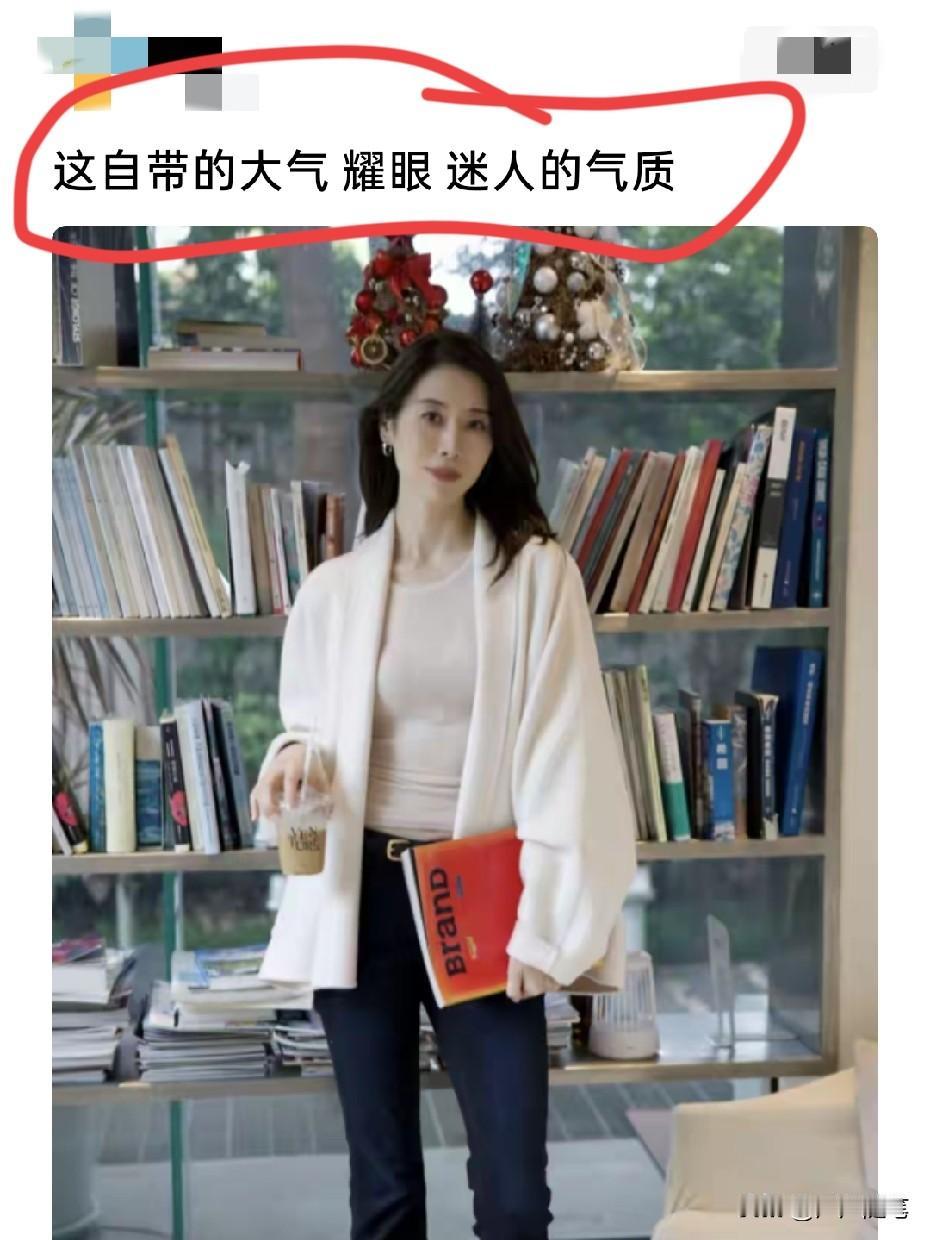 讲真的，她举手投足很有分寸。
