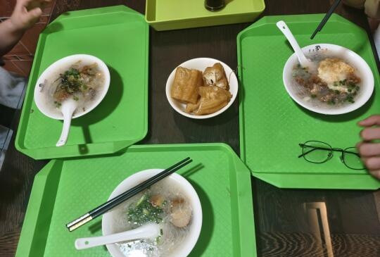 三个人面线糊，一碗是醋肉加一个卤蛋。一碗螺肉煎蛋，一碗醋肉和排骨加一碗油条。肉都