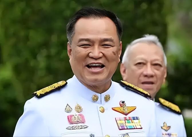 刚刚再次出任泰国总理的阿努廷，很快就用一个动作引爆舆论：他宣布把自己的座驾从劳斯