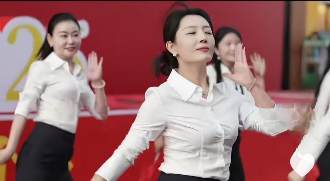 没那么亲！不要再叫“秦主任”了，主任二字可不是随随便便可以叫的！在大多数情况
