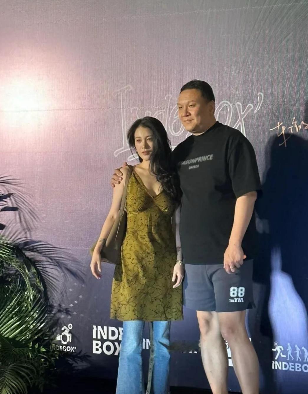 事实证明，头发放下来比束发好看。