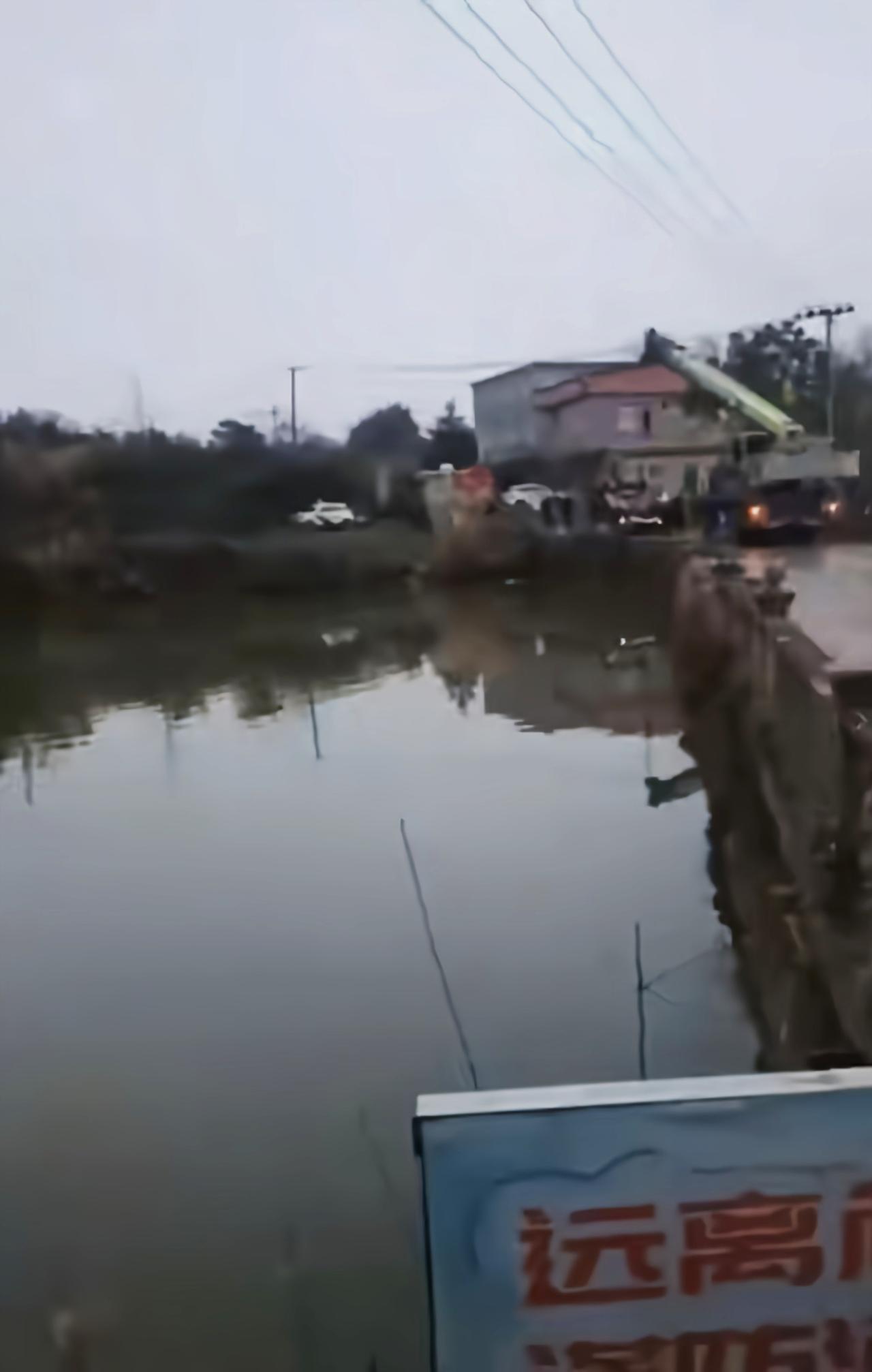 江西彭泽，出事的幼儿园接送车打捞现场！8条人命没了：49岁的女园长、6名幼儿、1