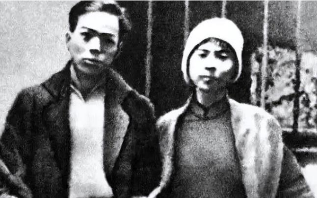 这是一对革命情侣死前留下的‘结婚照’。1928年，我党两位同志在受尽各种折磨后，