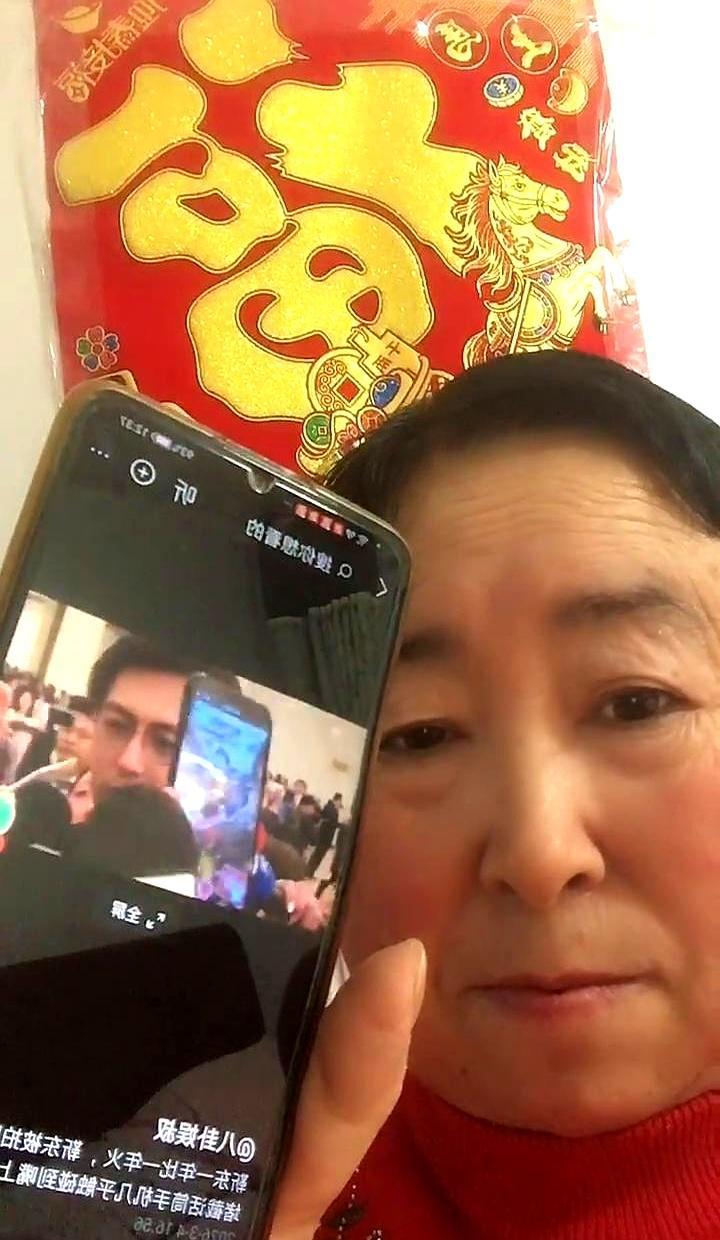 导演把一摞简历砸进垃圾桶，指着屏幕冷笑，以后一分钱片酬都不出。今年春节档，连呼吸