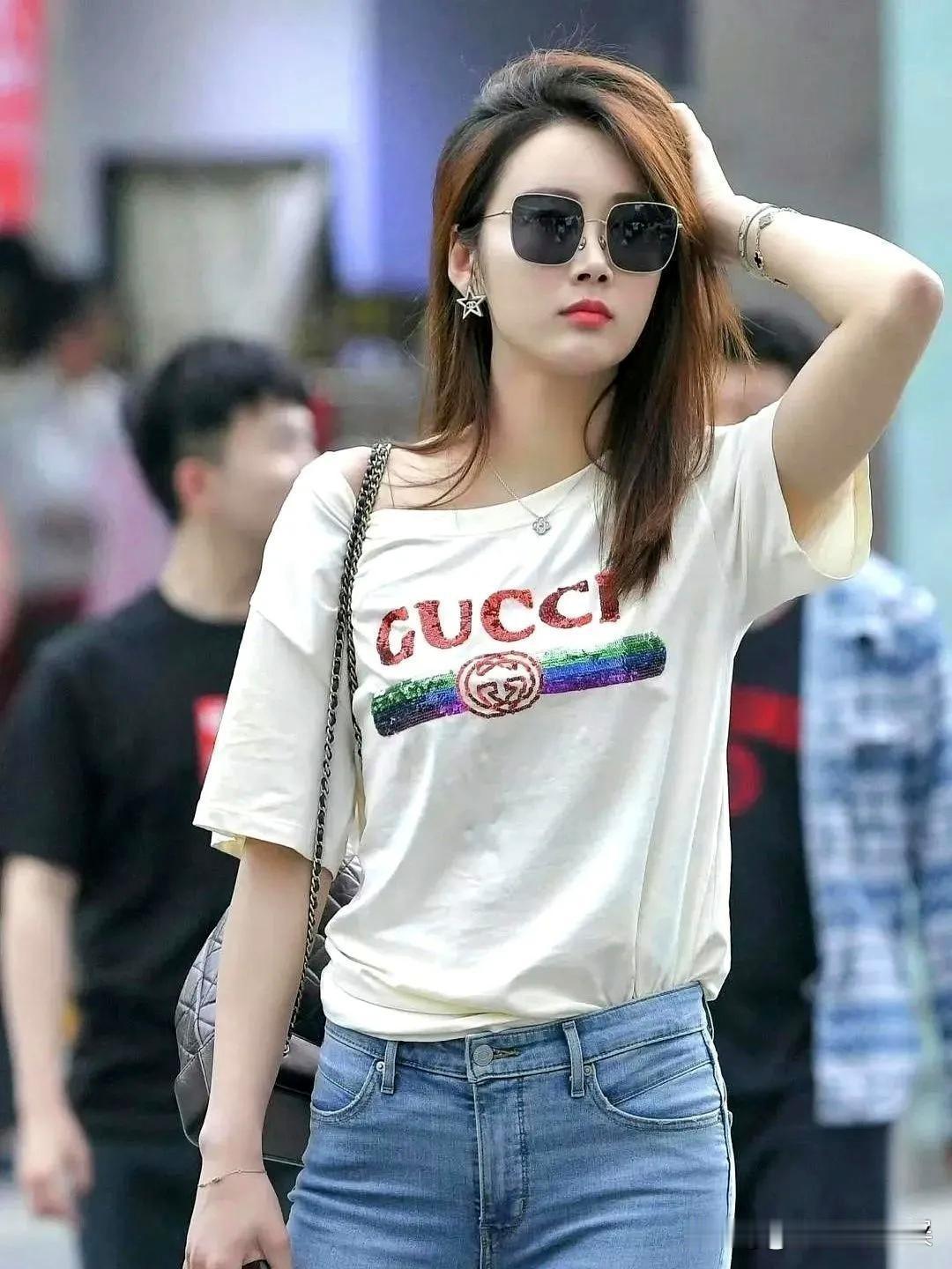 GUCCIT恤穿搭确实能让人在时尚街拍中酷炫有型。就像达科塔·约翰逊，她穿白色