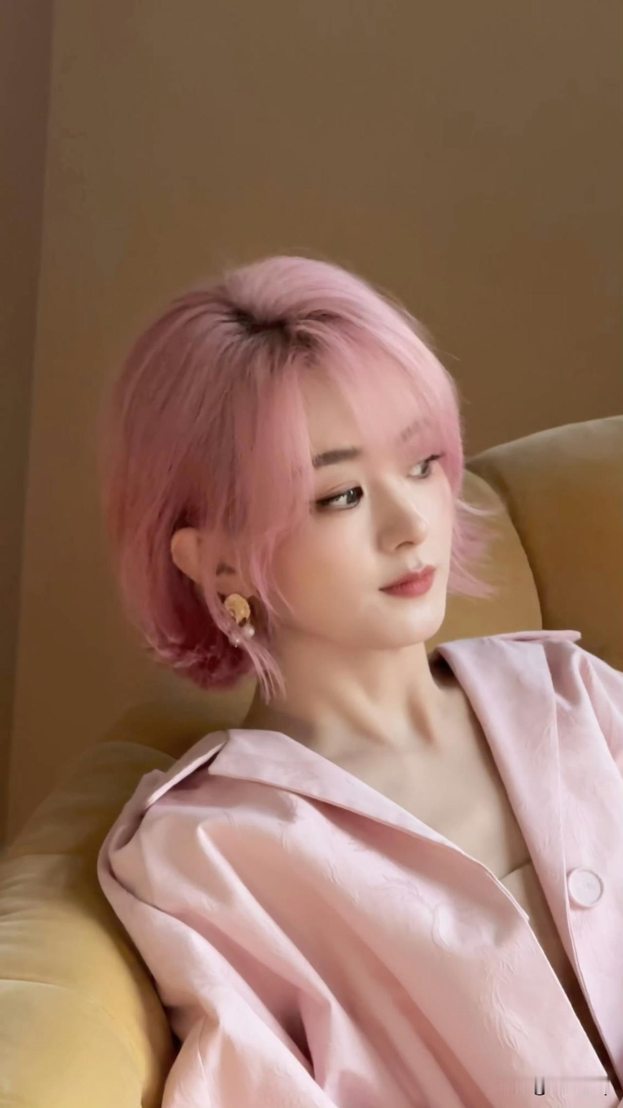 同样是短发发型，赵丽颖就自然很多，赵露思像戴了假发的AI机器人。