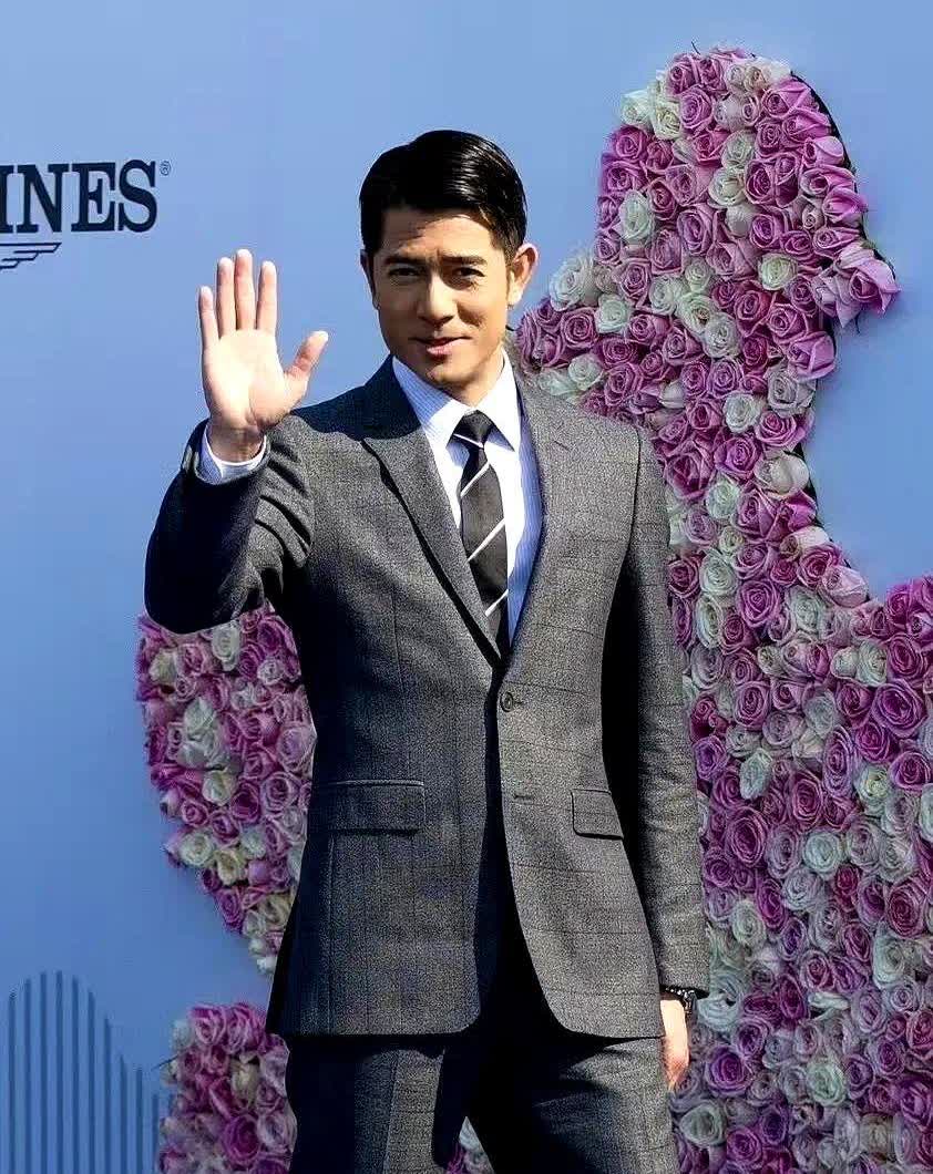 我怀疑59岁的郭富城有点不对劲啊。最近媒体拍到他带老婆方媛和俩闺女去马场