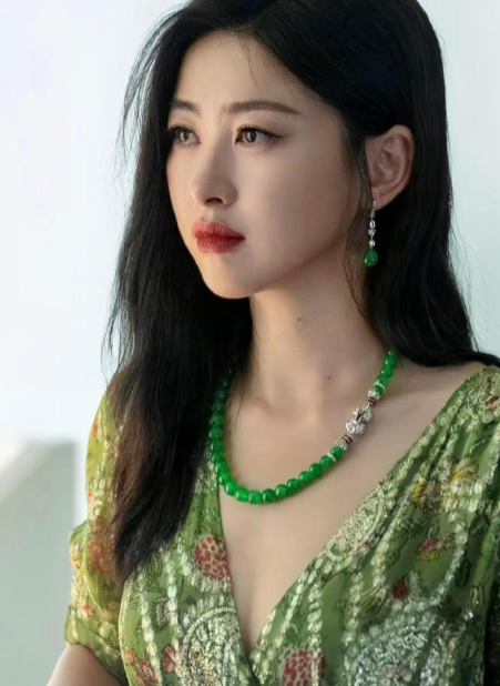 朱珠的魅力，在于她丰富的层次感。​​​