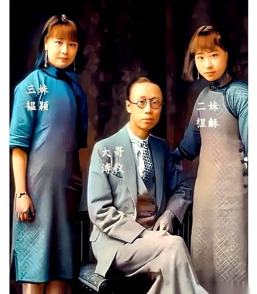 就这张1926年的老照片，溥仪在天津，身边站着他的两个妹妹。乍一看，二十岁的他