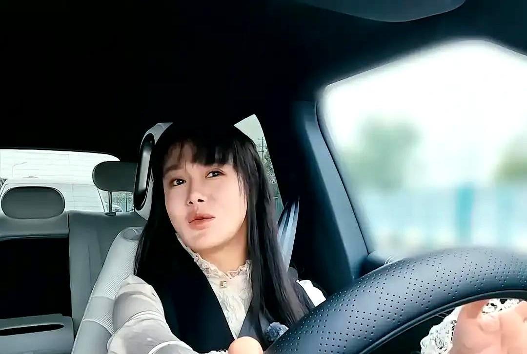 “你是因为在拍真人秀，才给我拉车门的吗？”邹市明给冉莹颖拉开车门，本想秀个恩