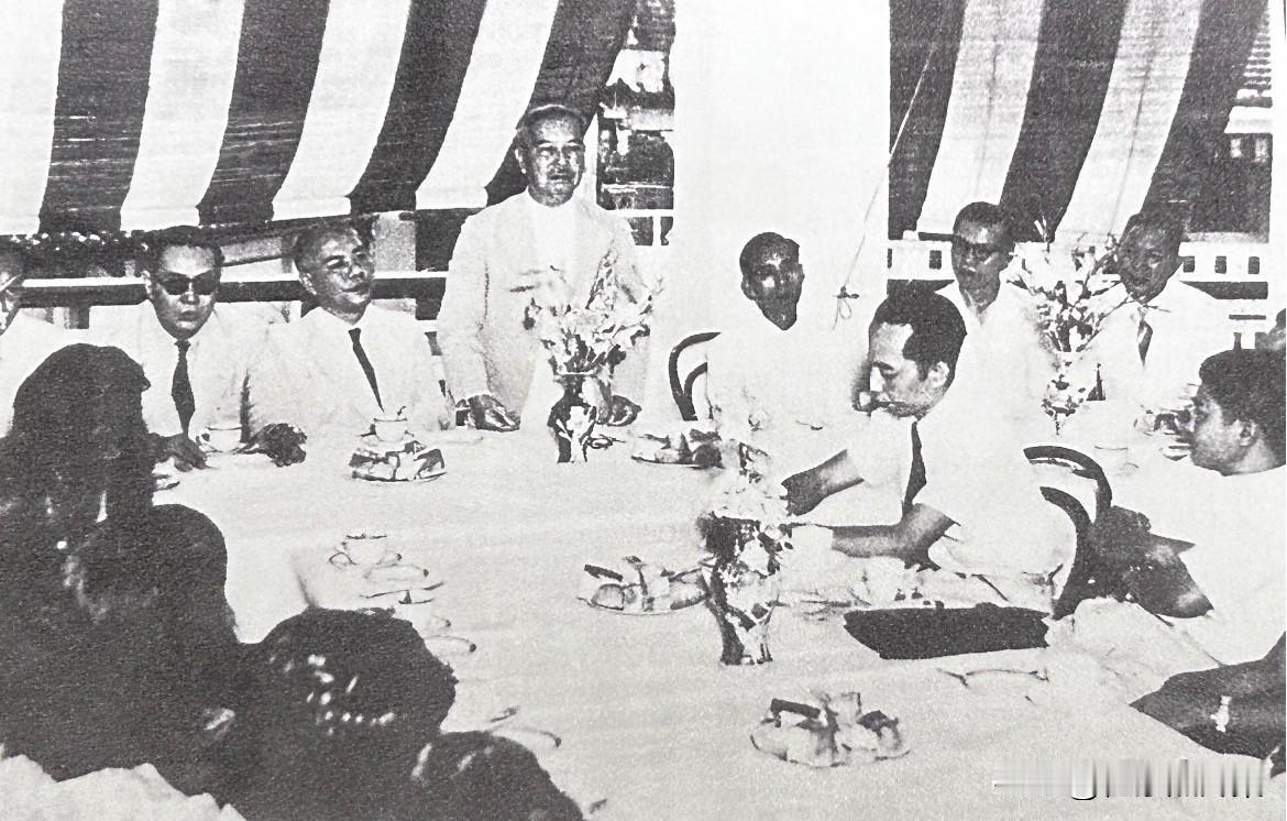 1949年5月5日，陈嘉庚在回国前夕，于新加坡怡和轩俱乐部举行的欢送会上发表了讲