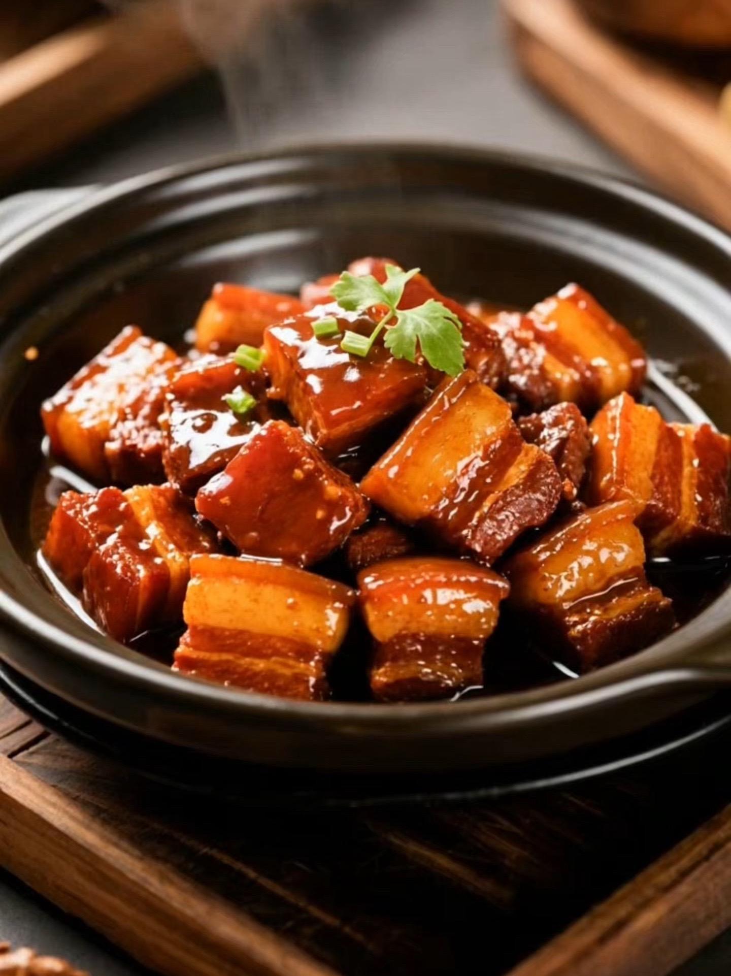 软烂入味的东坡红烧肉真的太下饭了！精选三层肥瘦相间的五花肉，慢煨之后色...
