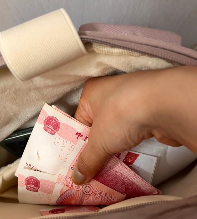 在四年级女儿的书包夹层里发现了现金，怎么办？突然觉得天塌了一样……女儿才10岁