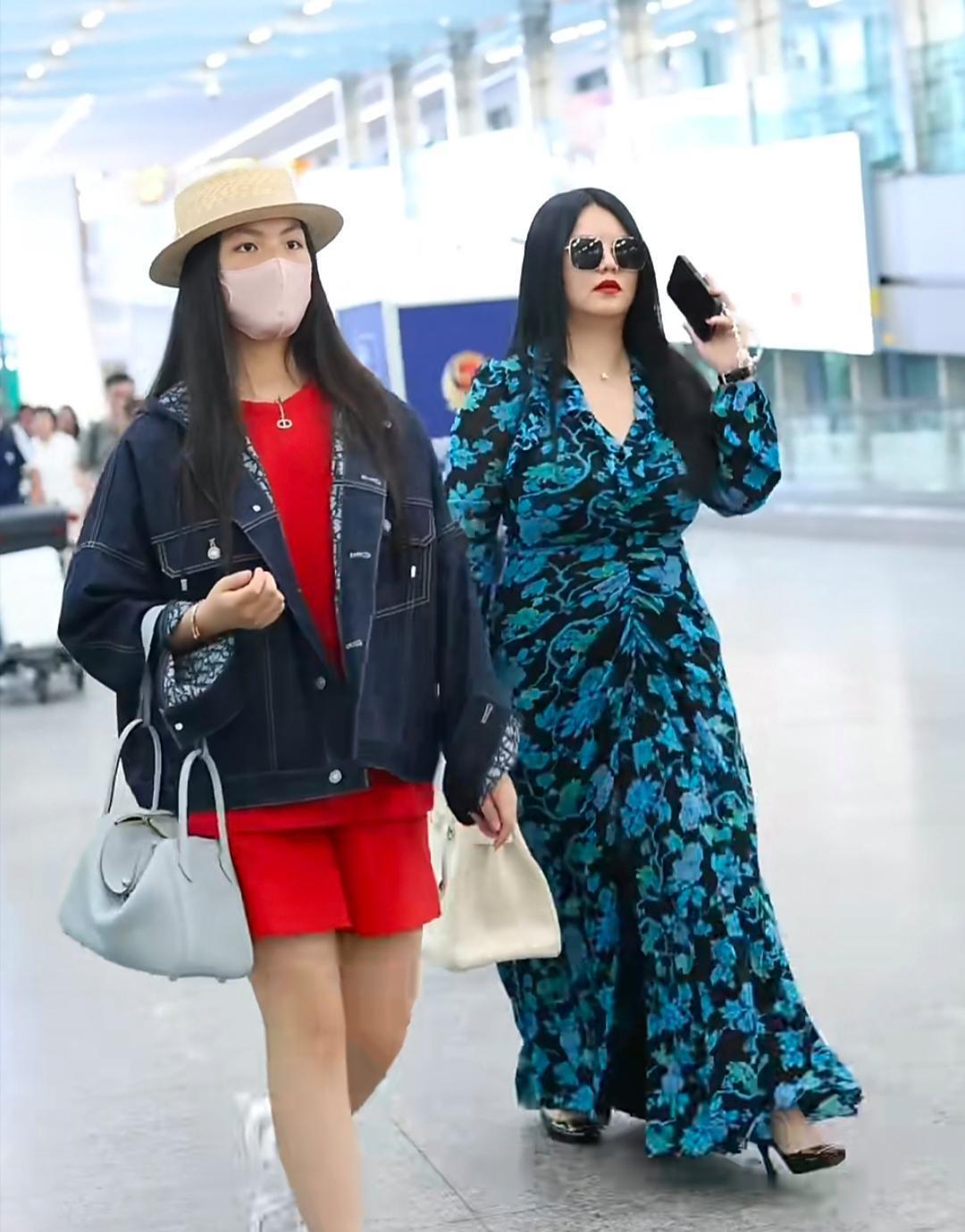 李湘和女儿王诗龄现身机场，她整个人好圆润，一身肥肉，水桶腰，一点明星的样子都没有