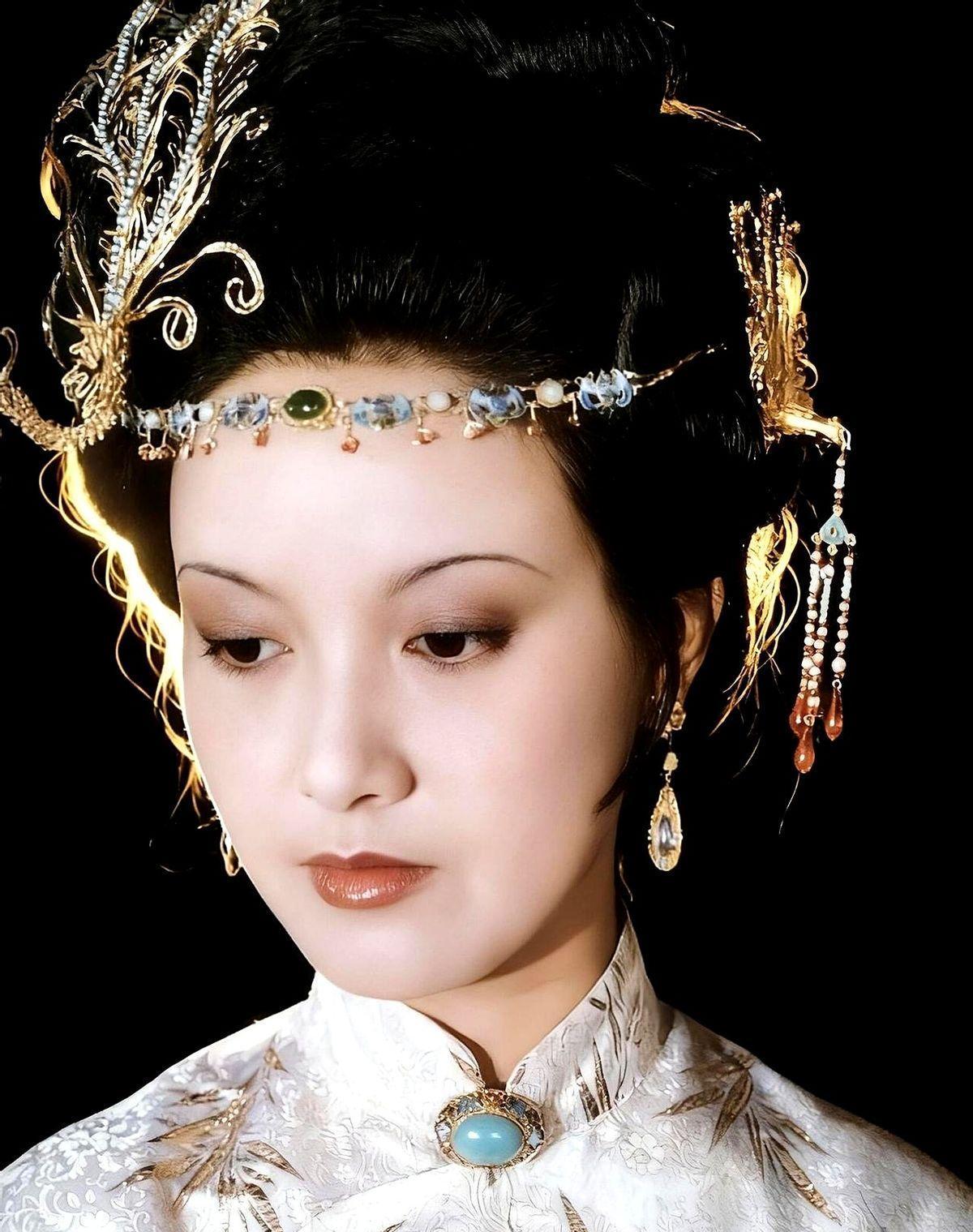 邓婕演王熙凤,衣服不是穿的,是长在身上的。36套戏服,每一件都藏着她的心跳。