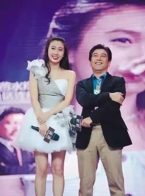 一直以为水均益只有水亦诗这一个闺女呢。后面才知道他又再婚了，2010年时他和小1