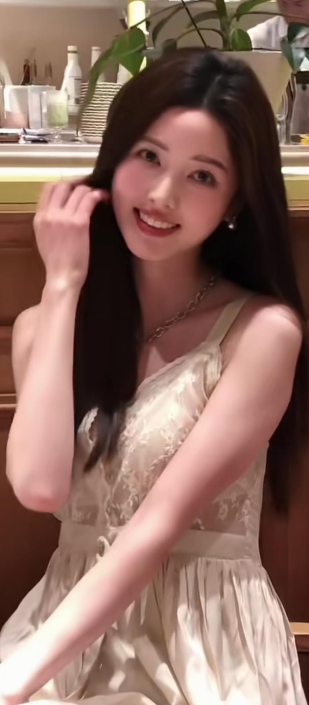 玉人何处去，空留镜中影。