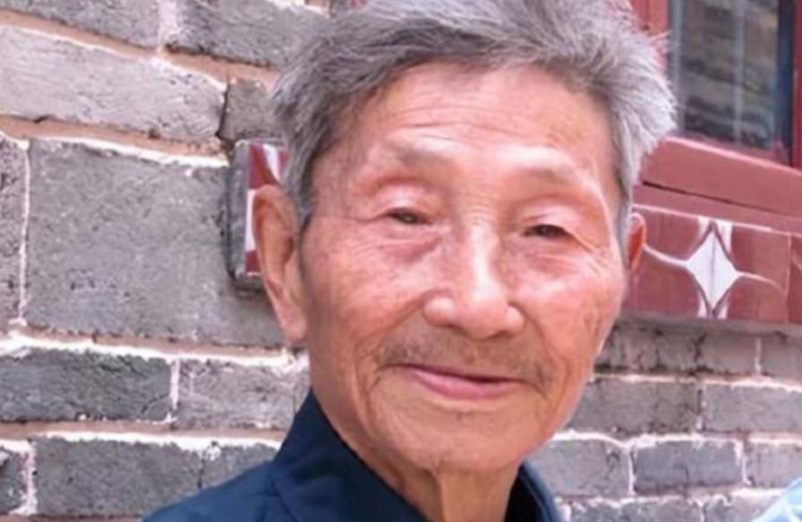 1979年，一位老人为了证明自己是老红军，不顾危险在北京拦下一辆军官的车，眼看