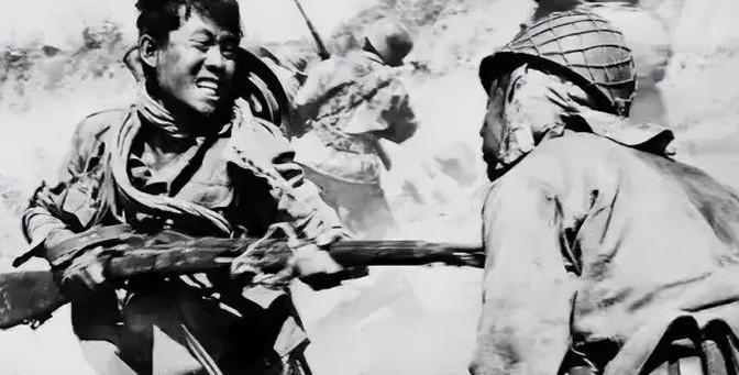 1941年，日本少将当众残杀八路军干部，杀完还对他进行肢解，一个伪军看到这一幕，