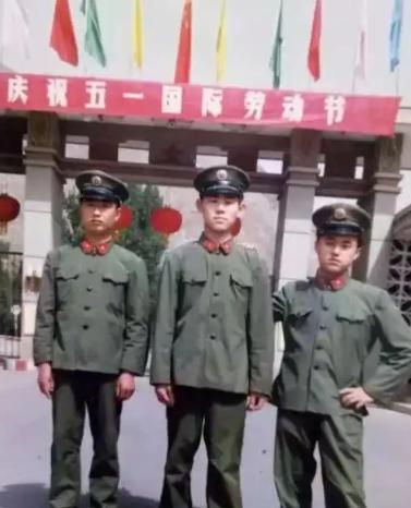 1981年，提干失败的解放军阎连科办好退伍证后回了老家嵩县，一天，他正在田里播种