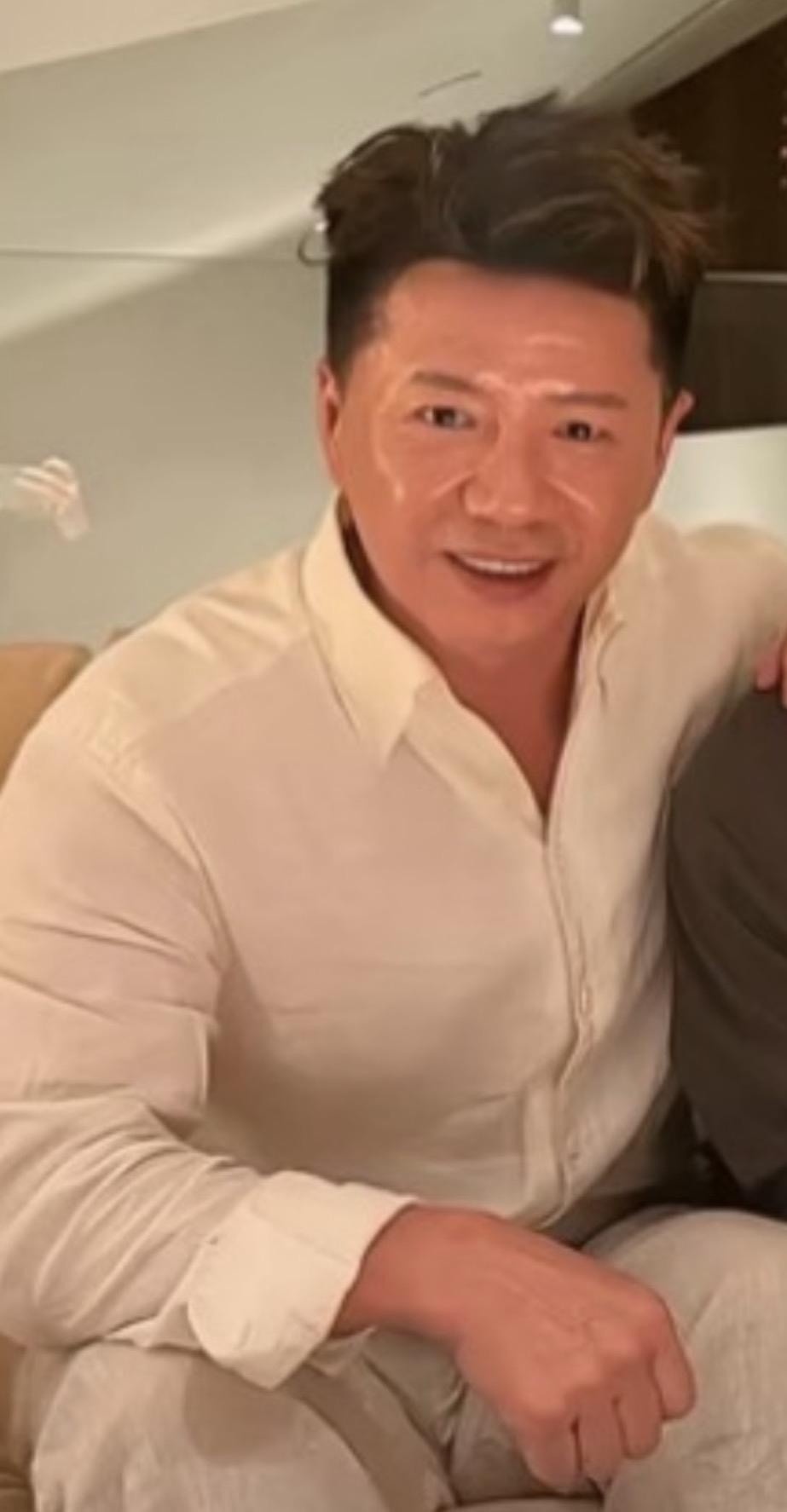 53岁段奕宏罕见参加酒局，喝到满脸通红，手背都红了。旁边两人都是大佬，一个做名宿