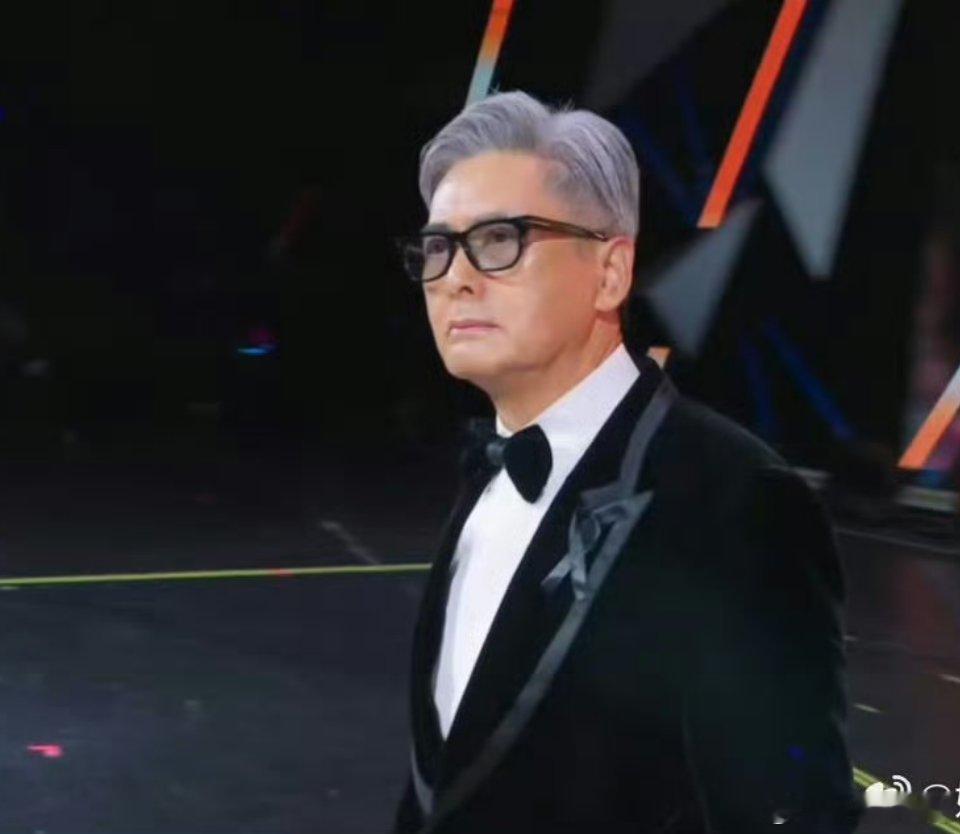 周润发mama70岁状态发哥老了，一头花发，发哥年轻，古稀之年身材挺拔西服笔挺，