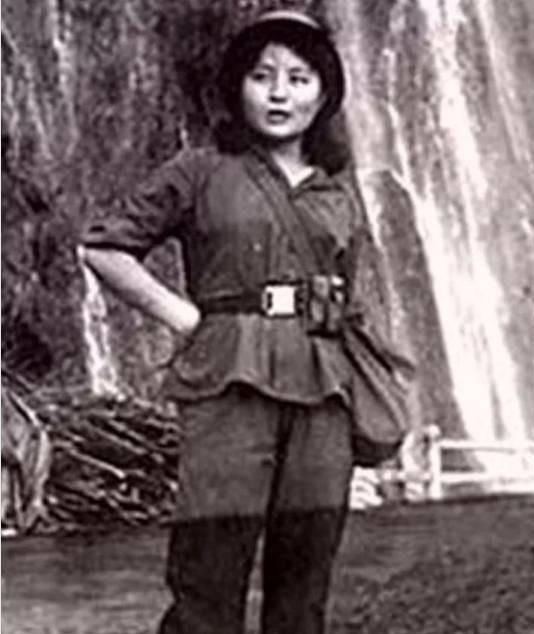 1984年，一个19岁的女兵做了一件'出格'的事，她偷偷对着天空连开三枪，就为了