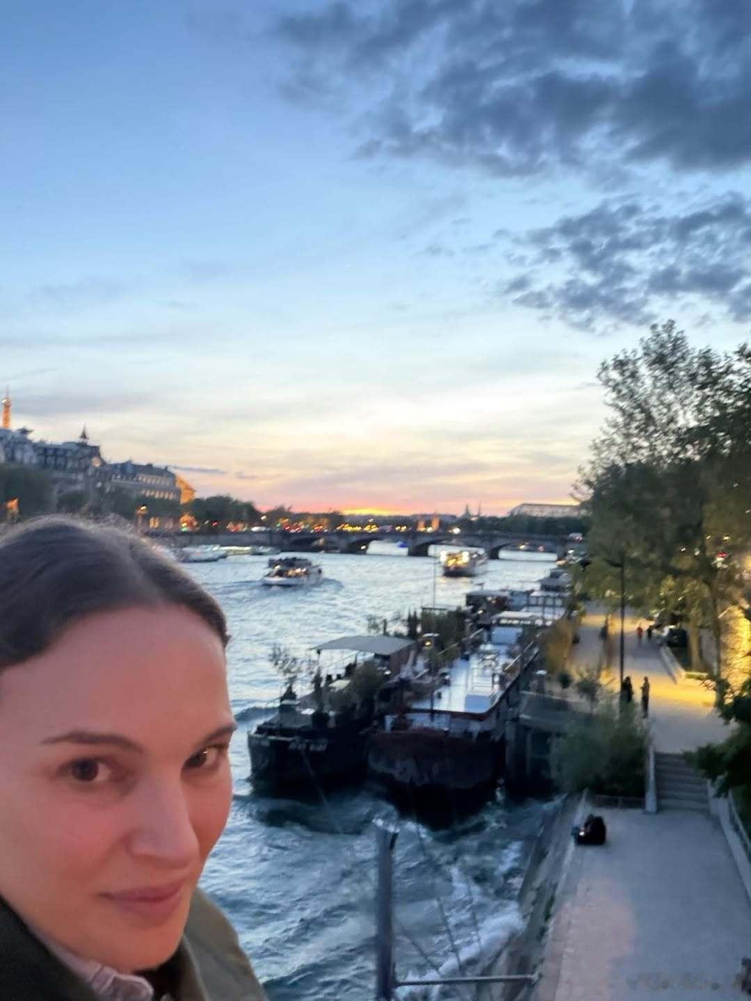 natalieportman娜塔丽波特曼晒新自拍私照，波波近期在巴黎安心养胎～