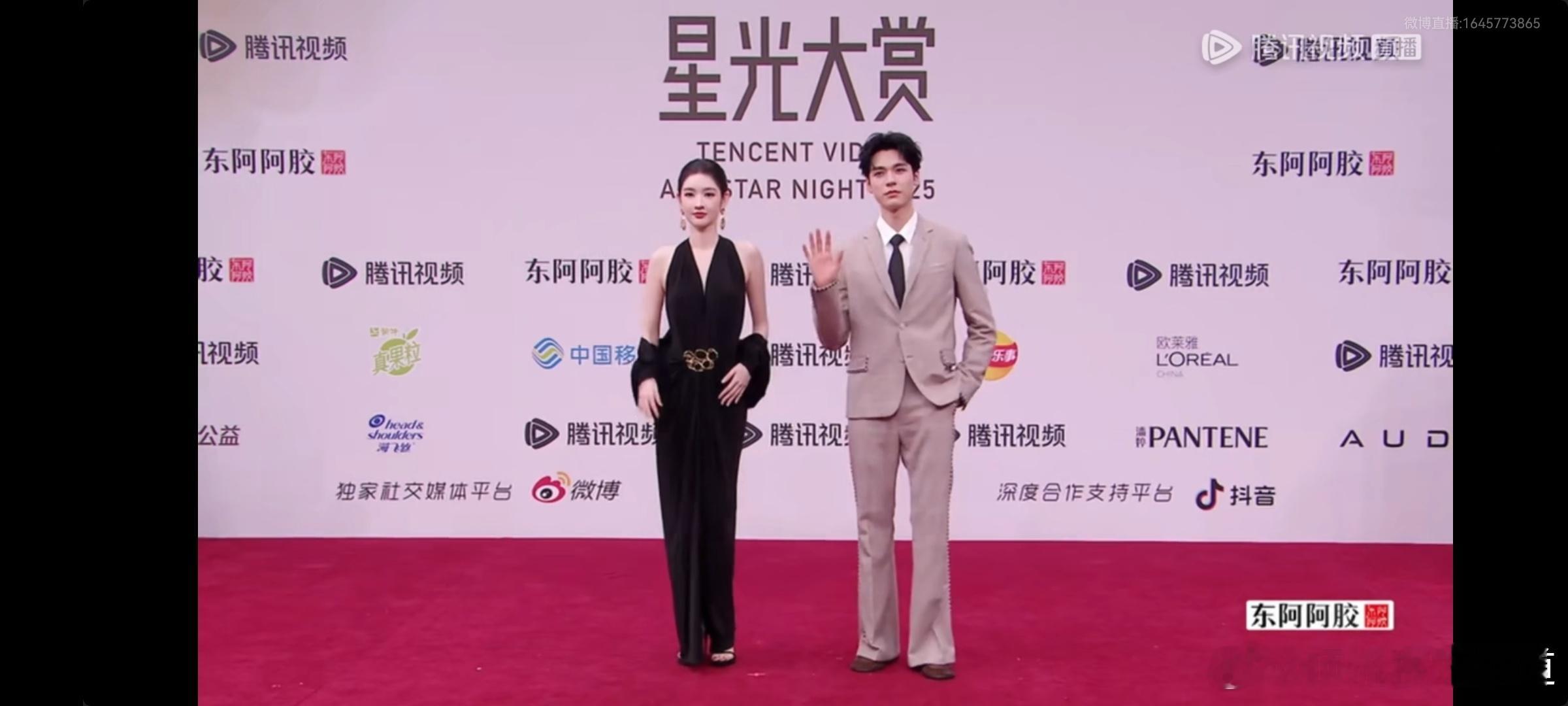 这俩真是衣服架子，前提是王玉雯别搞怪。旁边的西装刺客龚俊，满屏都是大长腿。