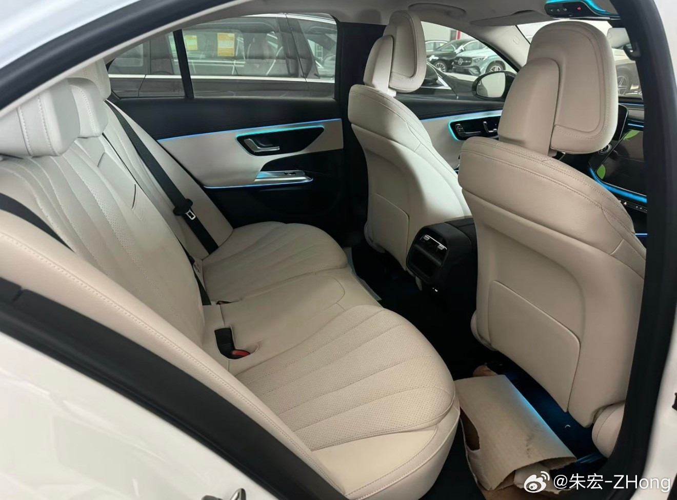 奔驰E260白米进口指导价403800元全款裸车29.58万+购置税+保险落