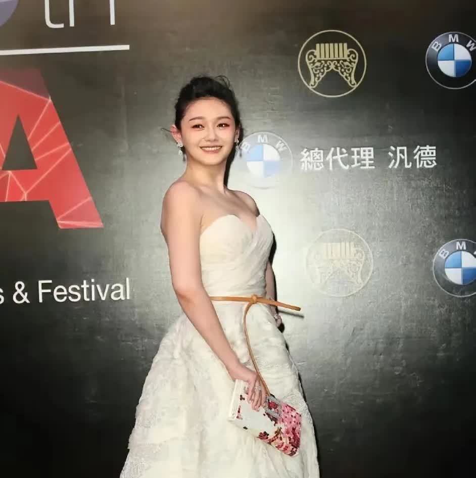 心里有个疑问，大曲线这么漂亮的明星怎么会喜欢上具俊晔呢？具俊晔太油腻了，并且
