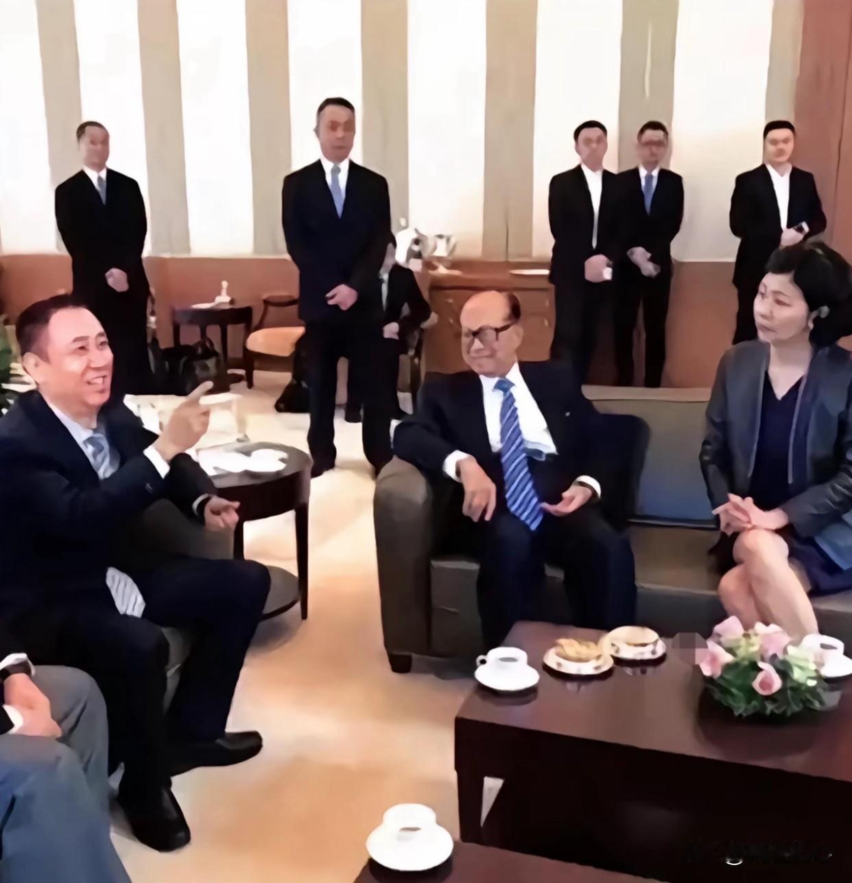 许家印和李嘉诚的区别在哪？前者是在时代大潮推动下秉持撑死大胆理念的弄潮儿，潮水褪