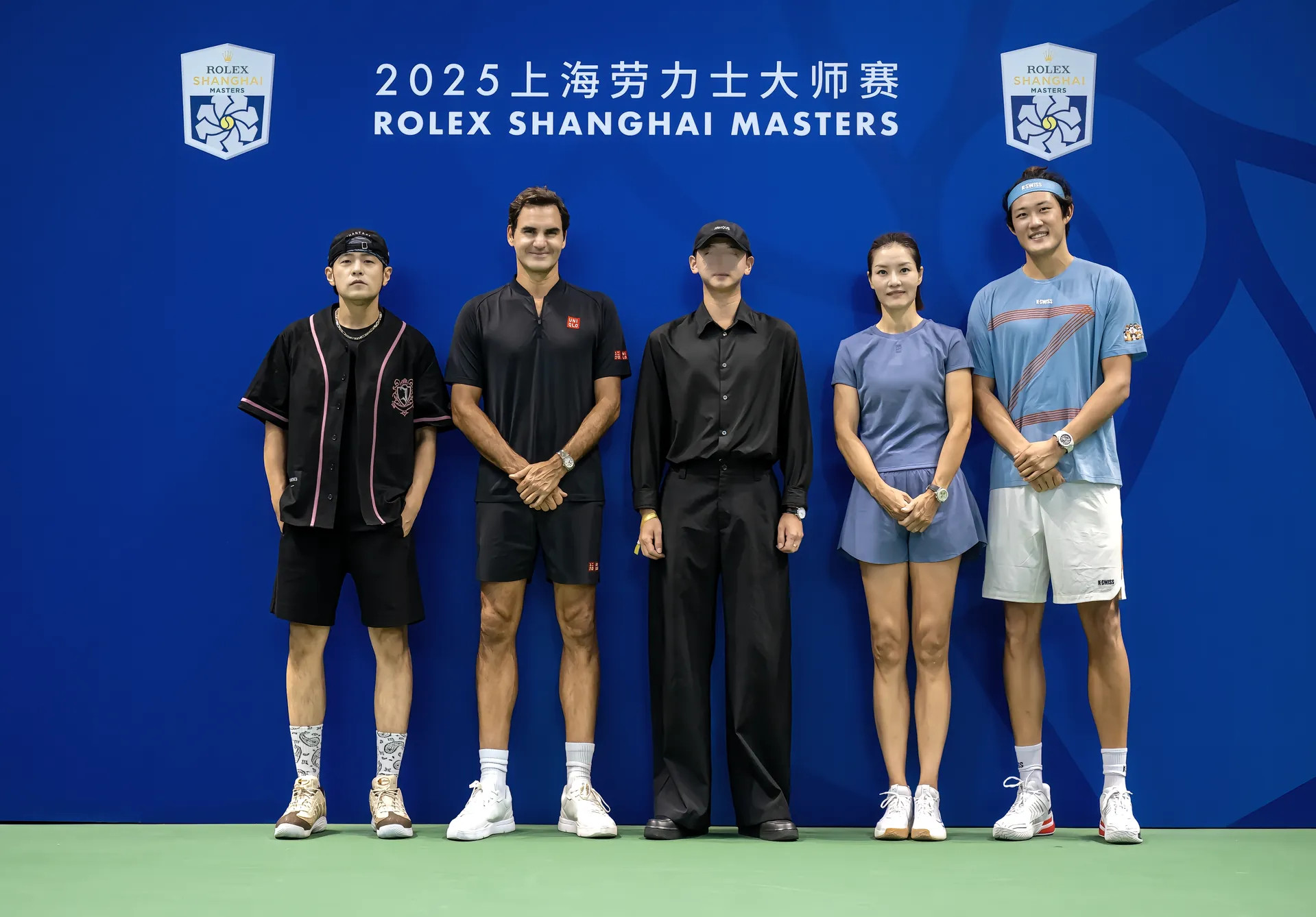 网友们晒出了2025上海劳力士大师赛的合照跟他们合照的是周杰伦，费德勒，李娜，