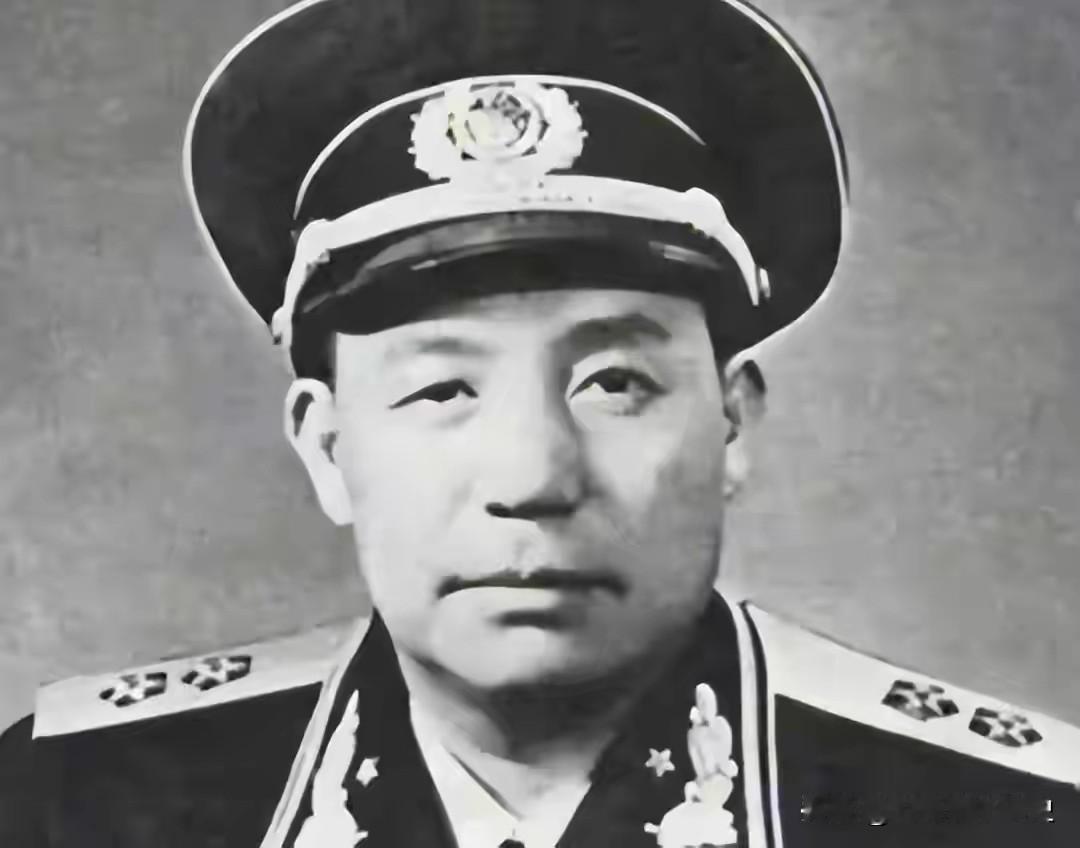 授衔时他掏掏耳朵：陆军司令咋成“旱鸭子”海军司令？1955年，中南海怀仁堂。