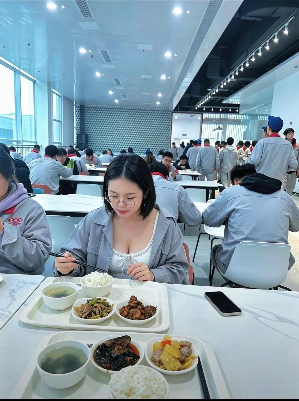 这食堂伙食看着真不错。