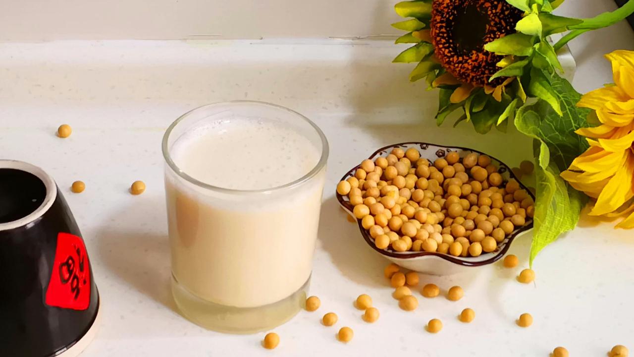 高血脂患者不能喝豆浆？医生警告：尤其是老年人这4物再爱也别碰一提到高血脂，不