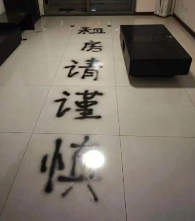 我邻居有套小两居，空了快一年。中介劝他降500块租出去，他死活不肯。结果呢？上个