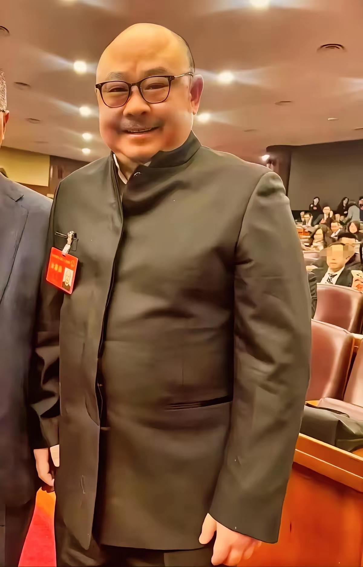 谁懂啊！刀郎这波亮相直接戳中人心窝子！1月28日上午成都人大会议上，他穿中山装微