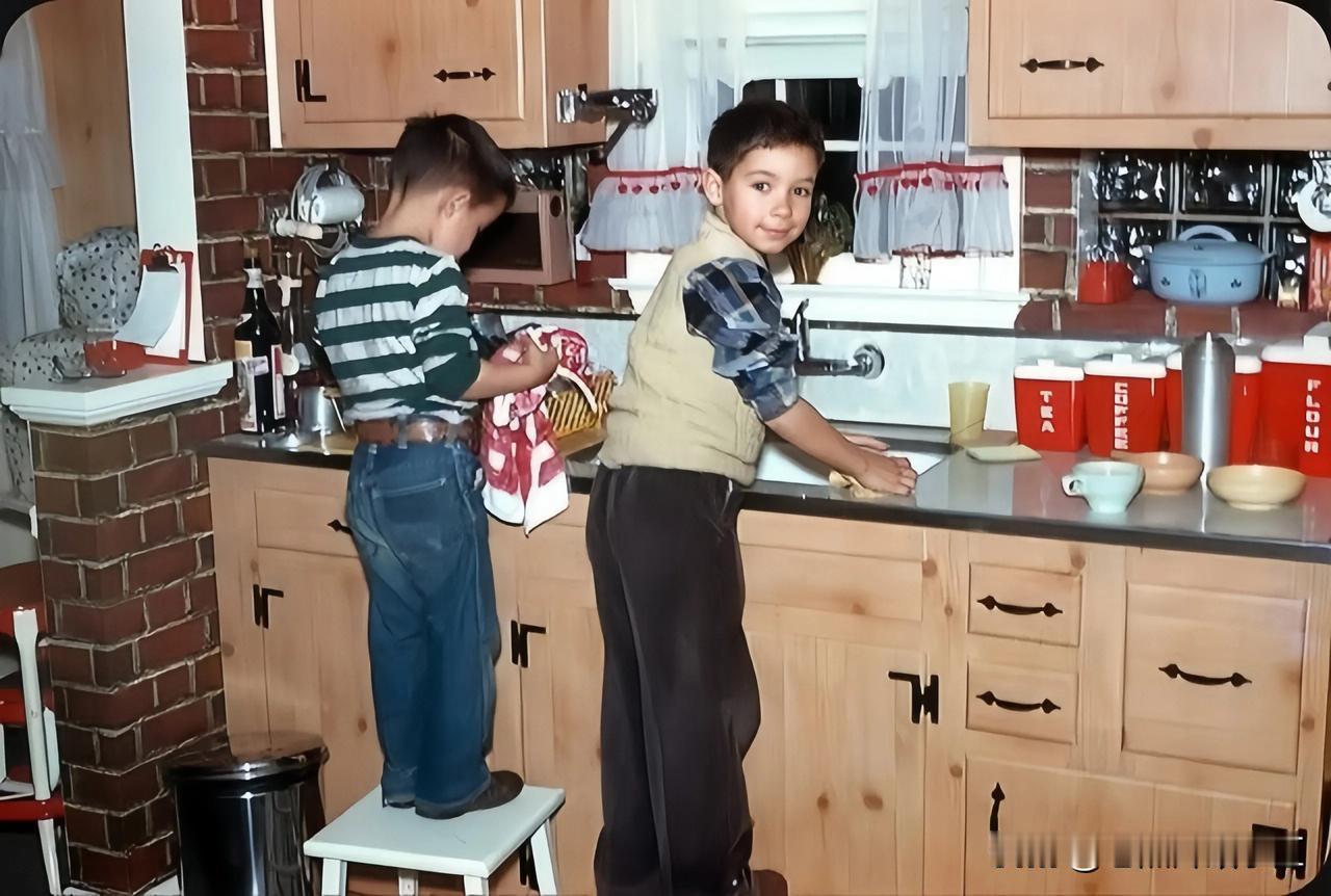 1956年，美国两个男孩担负起的厨房责任