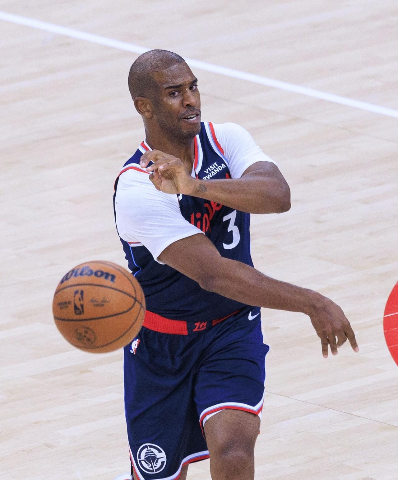 把体面留在了快船！！保罗职业生涯最后一个赛季表现！！对阵爵士：上场14分钟，