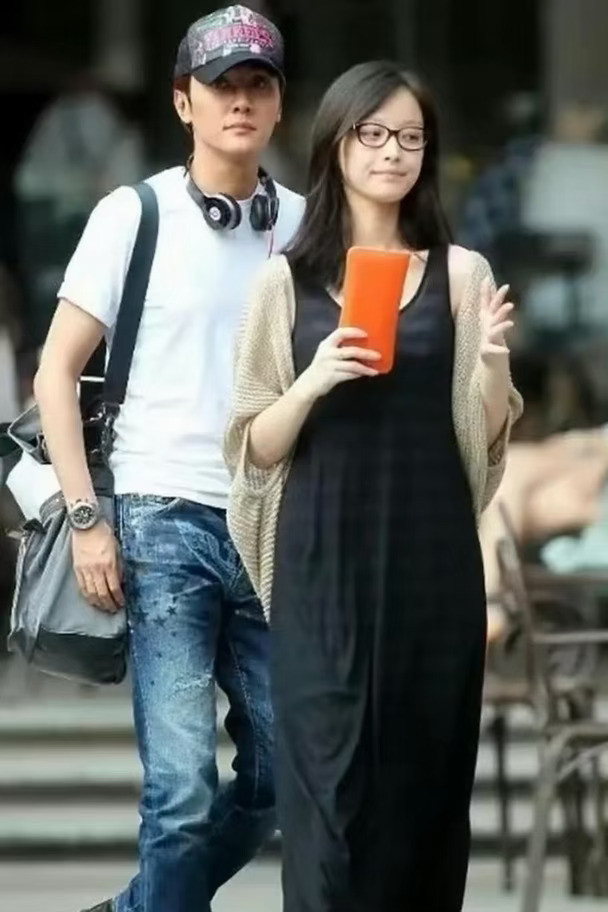 冯绍峰与倪妮之前的一张街拍。