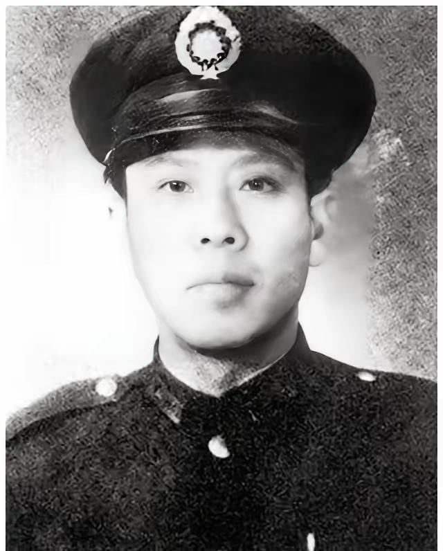 1948年，淮海战役中，国军25军军长陈士章侥幸脱逃，谁知回家后，他却看到了自己